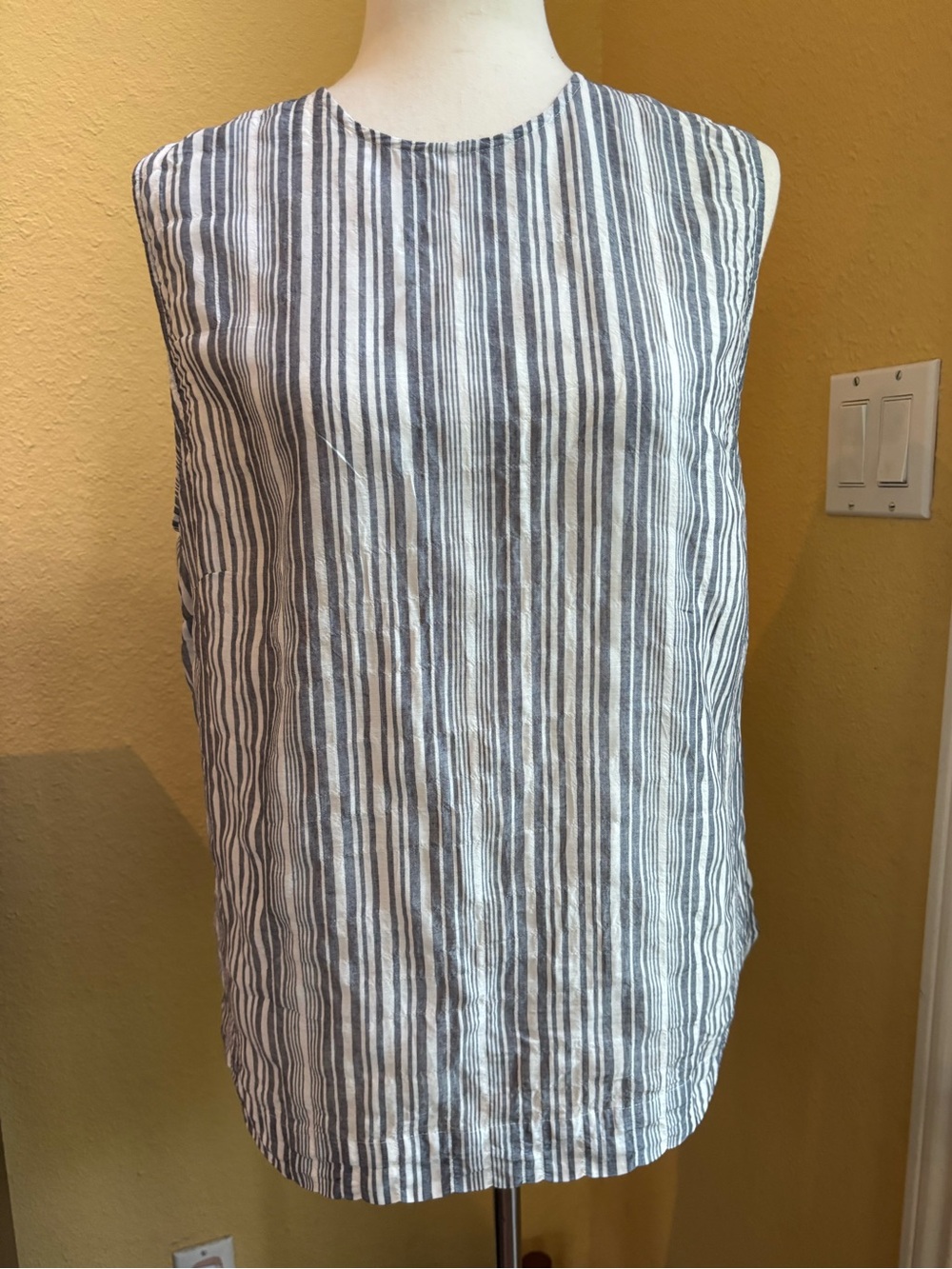 Jenni Kayne blue/white striped sleeveless back button top. Large